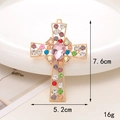 Dettaglio pendente a croce con strass colorati e pietra rosa a goccia, 7,6 cm x 5,2 cm - Oro D757 Croce con Pietre Preziose
