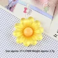 Dettaglio di un ciondolo a margherita in resina 27x27mm per fermagli fai-da-te - Giallo