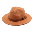 Vue détaillée d'un chapeau fedora en paille caramel avec ruban en cuir tressé - M (56-58cm) / Couleur caramel
