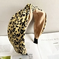 Detalle de diadema ancha con estampado de leopardo y elegante diseño de nudo central - Leopardo Beige