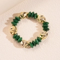 Primer plano de cuentas de malaquita verde y eslabones dorados irregulares en pulsera - Pulsera-Verde Esmeralda