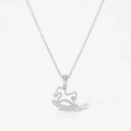 Collana in acciaio inossidabile argento con ciondolo cavallo a dondolo e zirconi - Argento (PD1513)
