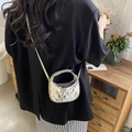 Mini sac argenté matelassé avec chaîne dorée porté par un mannequin - Argenté