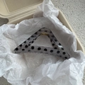 Dettaglio di una pinza per capelli a triangolo grigio trasparente con pois neri nel box - Grigio a pois neri / Stile triangolo