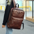 Zaino da uomo in pelle PU marrone scuro per viaggi e lavoro indossato dal modello - Marrone (9806)