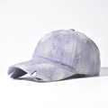 Dettaglio del cappello da baseball viola consumato con rivestimento metallico argento - Viola Lavanda (Rivestimento Argento)