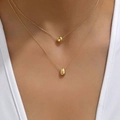 Collier double rang doré avec pendentifs minimalistes sphère et goutte porté par modèle - Pendentif Sphère et Goutte / Doré