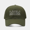 Detalle de gorra de béisbol de algodón verde oliva con bordado blanco MOM de calidad - Contorno MOM / Verde Militar