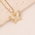 Primer plano de colgante de mariposa dorada con circonitas sobre piedra beige - 4# Amarillo Tierra
