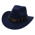 Détail de chapeau de cowboy en feutre bleu marine avec bande en cuir et emblème d'aigle - Bleu Marine (Décoration de Balle)