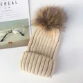 Beigefarbene Strickmütze mit großem braunem Pelzbommel und dicker Rippstruktur für Winter - Erwachsenengröße (56-60cm) / Beige