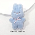Détail d'un pendentif lapin en peluche bleue avec nœud rose, dimensions H 9cm et L 6cm - Lapin Bleu