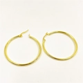 Orecchini a cerchio tondi minimalisti placcati in oro per donna su sfondo bianco - 40mm / Oro