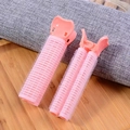 Set di due bigodini rosa autoadesivi con clip in plastica per volume su legno - 1 Pezzo / 10.5*2.9cm / Manico Rosa