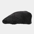 Detalle de gorra tipo newsboy acolchada negra con costuras geométricas y textura cálida - Talla única / Negro