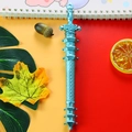 Penna gel creativa azzurra a forma di spada con design a pagoda su sfondo colorato - 0.5mm / Blu