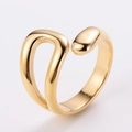 Detalle de un anillo de infinito dorado minimalista con líneas orgánicas y brillo - Talla 6 / Dorado