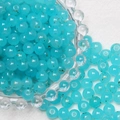 Macro di perline di vetro blu da 8mm con trama dorata in una ciotola di vetro decorata - Blu Ghiaccio Spazzolato