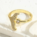 Verstellbarer goldener Ring mit Zirkonia-Delfinschwanz und glitzernden Kristallen - Weiße Zirkonia Fischschwanz (JZ0254)