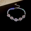 Dettaglio del bracciale cuore con zirconi rosa, pietre quadrate e finitura argento - Bracciale-Rosa