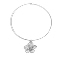 Dettaglio del pendente a fiore d'argento e collana torque in metallo su sfondo bianco - Fiore Argento