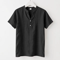 Détail du col d'une chemise en lin noir montrant la texture du tissu et l'étiquette de taille M - S / Noir