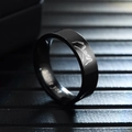 Schwarzer Titan-Partnerring mit Außenmuster und I love you Innengravur auf dem Ring - US 10 / Schwarz