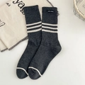 Dunkelgraue Socken mit weißen Streifen und dezentem Etikett für Damen - Einheitsgröße / Dunkelgrau