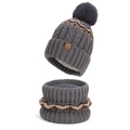 Graues Strickset für den Winter mit Bommelmütze und Fleecefutter-Halswärmer mit Wellenmuster - 2-Teiliges Set (Mütze + Schal) / Grau