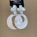 Detail of matte silver flower stud and cream resin hoop earring with marbled texture - Silver Off-white Mother-of-pearl Hoop (23# Silver Pin)
