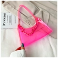 Detailansicht der pinkfarbenen Jelly-Tasche mit dicker Kette auf weißem Blazer - Rosa