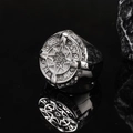Dettaglio macro dell'anello a bussola da uomo con cristalli e acciaio spazzolato - US 7 / Color Acciaio