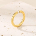 Makroaufnahme der 18k vergoldeten Titanstahlrings mit funkelnder Zirkonia-Einlage - US 6 / Dünner Einzelstein (3mm) / Gold mit Stein (KR44312-K)