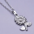 Primo piano di una collana con ciondolo a girasole in acciaio inossidabile argento - Collana / Argento
