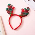 Detalle de diadema de reno navideño con tela escocesa roja y verde y bayas de acebo verdes - Cuadros Verdes