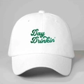 Berretto da baseball bianco con ricamo verde Day Drinkin' per protezione solare casual - Taglia unica / Bianco