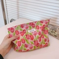 Detailsicht der floralen Canvas-Kosmetiktasche mit Tulpenmuster und Stoffetikett - Rosenrote Tulpe