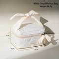 Beauty case jacquard bianco con manico a fiocco ed etichetta in tessuto MiloBliss - Piccola Borsa a Barile / Bianco