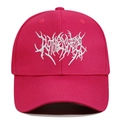 Λεπτομέρεια του λευκού κεντήματος death metal σε ροζ κόκκινο βαμβακερό καπέλο - Τριανταφυλλί
