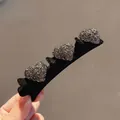 Schwarze Haarspange aus Samt mit drei herzförmigen Ornamenten und funkelnden silbernen Strass - Herz Nach Rechts / Rauchschwarz