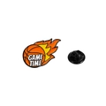 Pin de baloncesto con llamas, texto 'GAME TIME' y cierre de goma negro - Baloncesto de llama