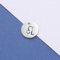 Dettaglio macro del ciondolo zodiacale Leone in acciaio argentato con design circolare - Leone