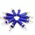 Macro-opname van tien lapis lazuli zeshoekige kolom stenen hangers met zilveren sluitingen - Lapis lazuli