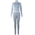 Vista frontale del set sportivo grigio con maglia con zip e leggings yoga a vita alta - S / Grigio