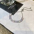 Dettaglio macro di un bracciale regolabile in zirconia cubica con pietre rettangolari - Argento