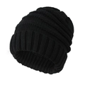 Dettaglio della maglia spessa e del bordo risvoltato di questo berretto nero invernale - Taglia unica / Nero