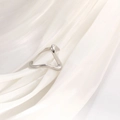 Anello in acciaio inossidabile argento lucido con elegante design a V su seta bianca - Linea d'onda a V color argento