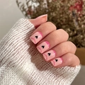 Kurze eckige Kunstnägel mit roten French-Tips und schwarzen Herzen auf hellrosa Basis - Französisch Rote Spitze Rosa Basis Schwarzer Herzstil (JP1833)