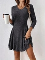 Détails de la maille côtelée sur la robe grise à manches longues avec accessoire café - S / Robes / Gris foncé