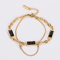 Primer plano de pulsera dorada de doble cadena con cristales negros rectangulares - Dorado